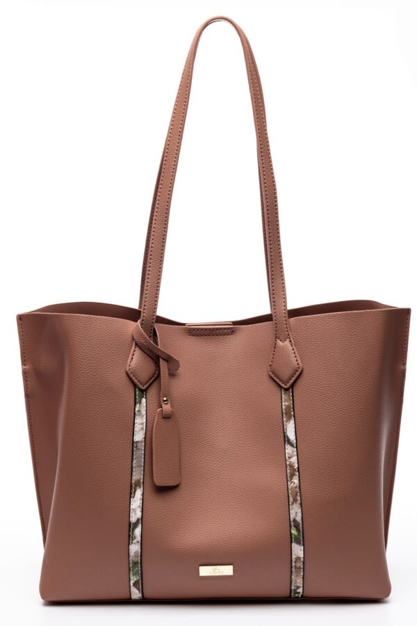 Τσάντα ώμου ροζ σε συνδυασμό με φλοραλ λεπτομέρεια.