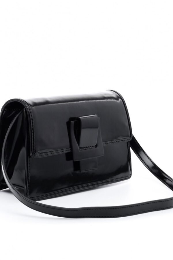 Τσάντα ώμου μαύρη λουστρίν.