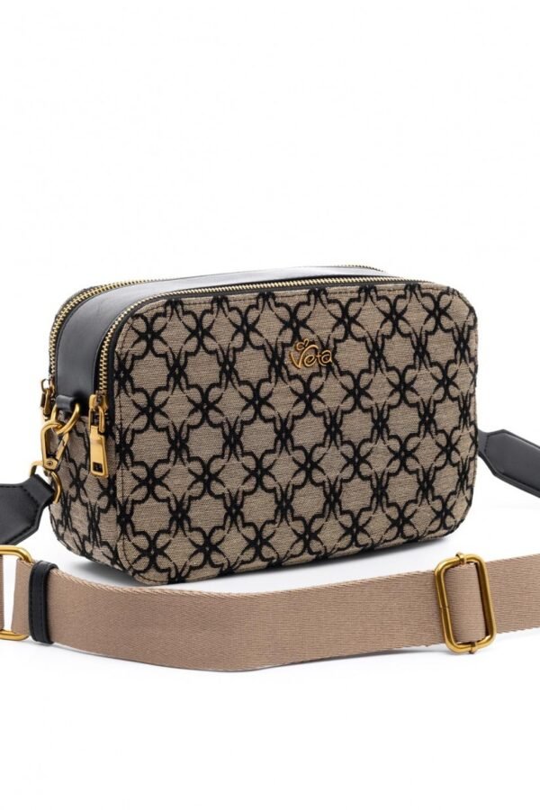 Τσάντα χιαστί μπεζ υφασμάτινη σε συνδυασμό με μαύρο λογότυπο.