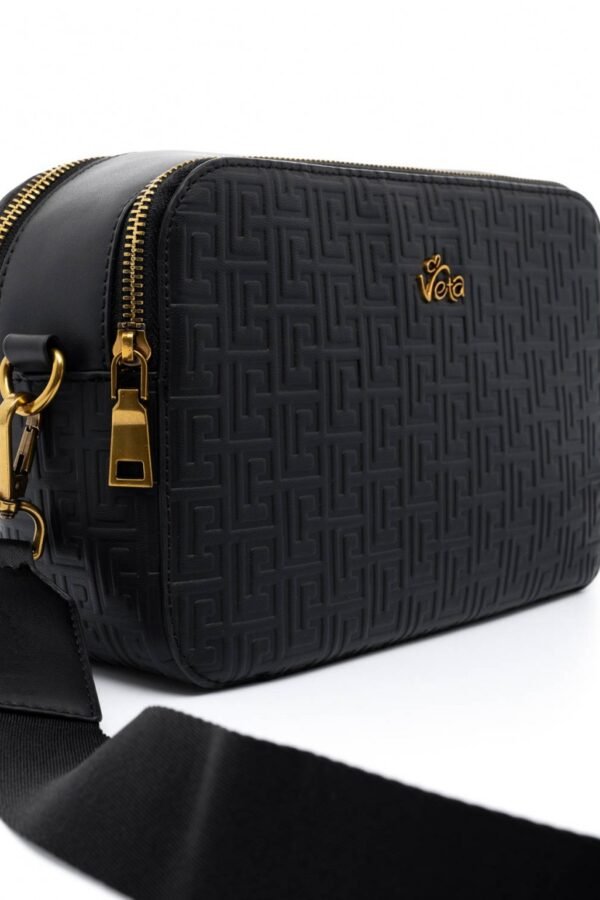 Τσάντα χιαστί μαύρη με ανάγλυφο μαίανδρο.