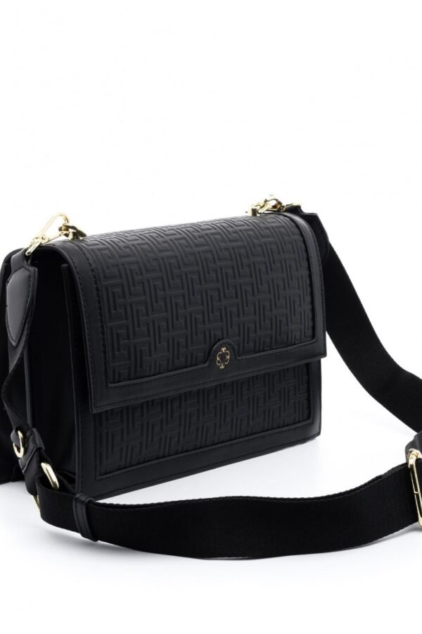 Τσάντα χιαστί μαύρη με ανάγλυφο μαίανδρο.