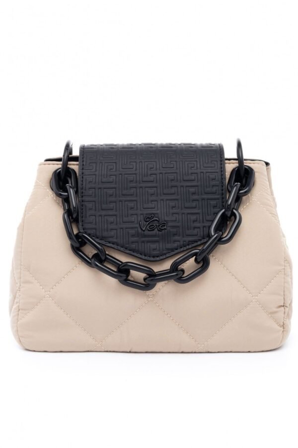 Τσάντα χειρός nylon καπιτονέ μπεζ σε συνδυασμό με μαύρο ανάγλυφο μοτίβο και διακοσμητική αλυσίδα.