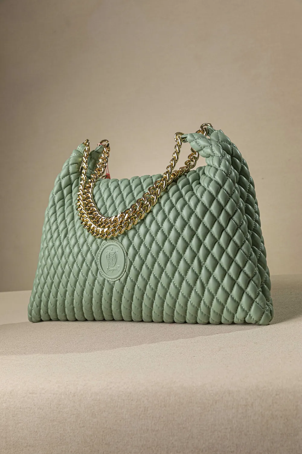 Μακρόστενη μεσαία τσάντα με διπλή αλυσίδα