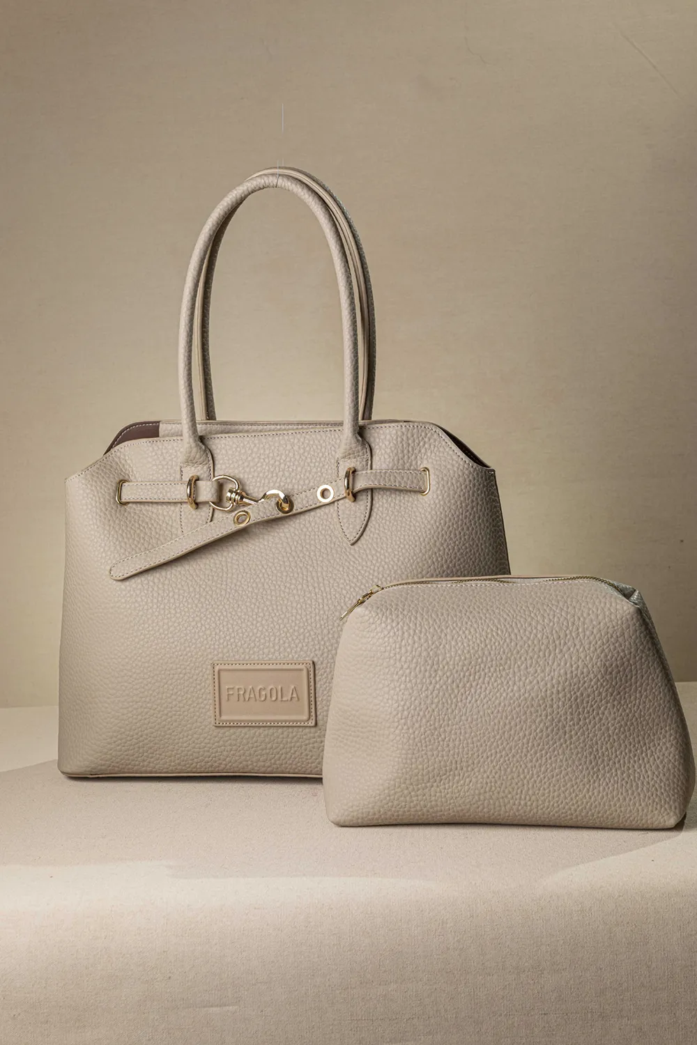 Μεγάλη τσάντα ώμου με εντυπωσιακό μεταλλικό κούμπωμα - Image 2