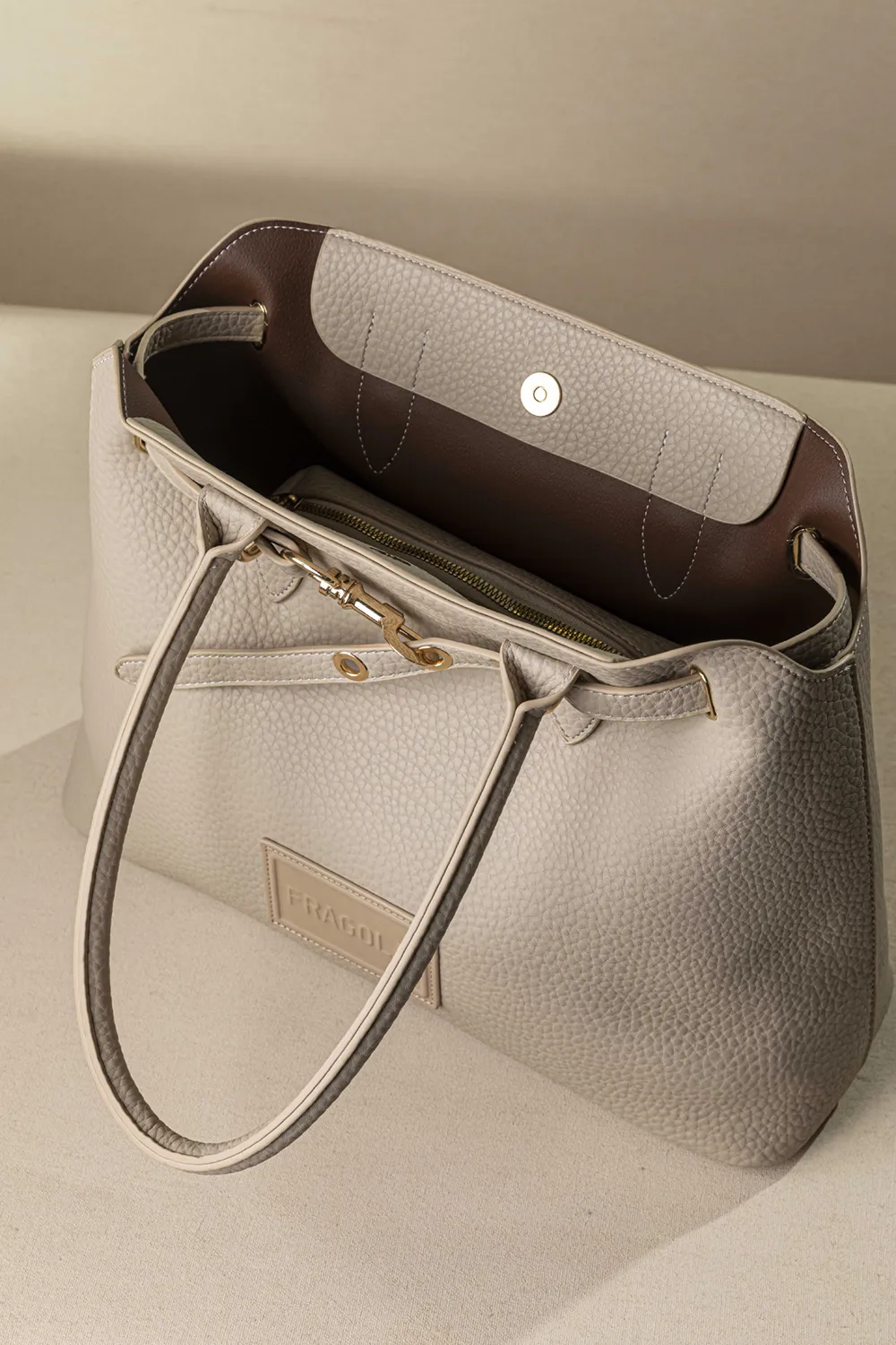 Μεγάλη τσάντα ώμου με εντυπωσιακό μεταλλικό κούμπωμα - Image 4