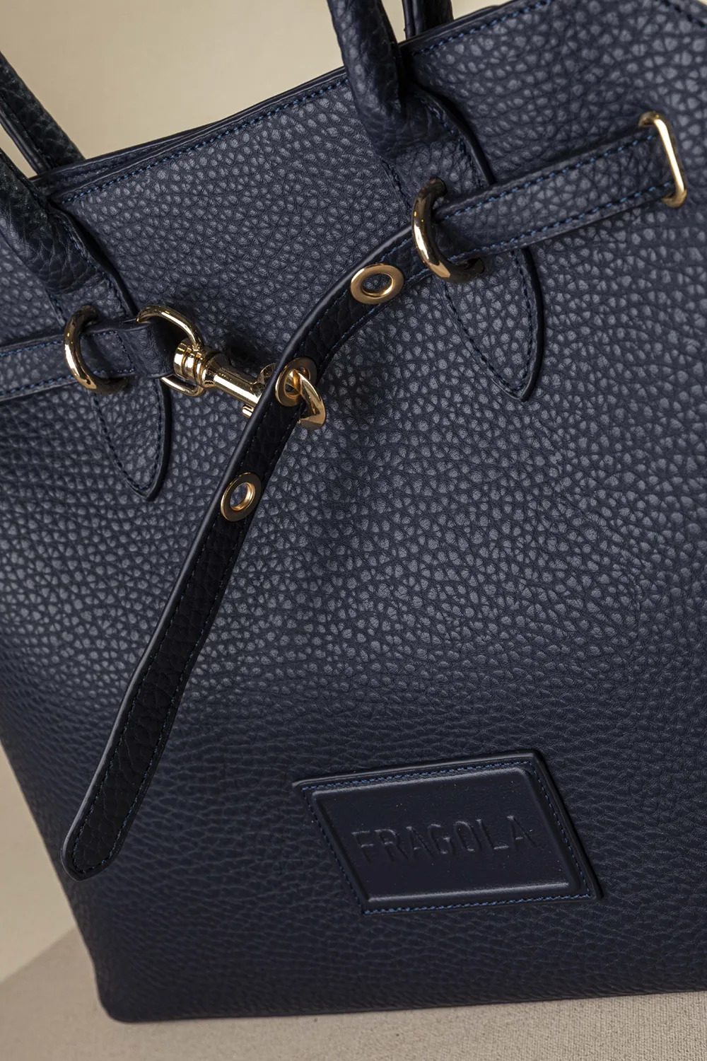 Μεγάλη τσάντα ώμου με εντυπωσιακό μεταλλικό κούμπωμα - Image 10