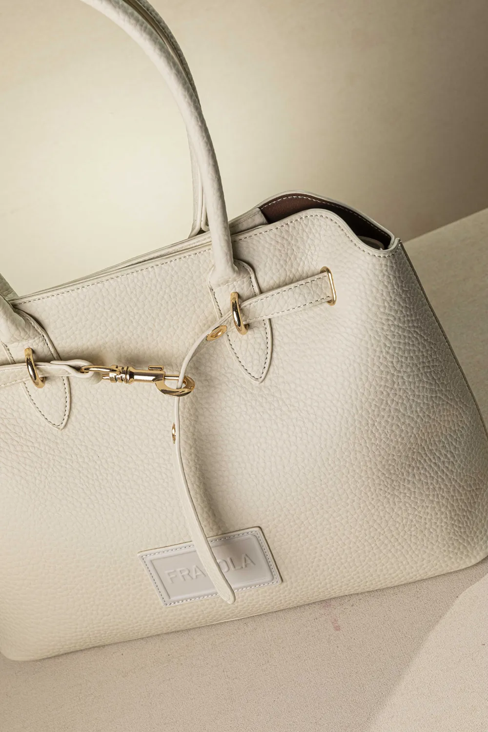 Μεγάλη τσάντα ώμου με εντυπωσιακό μεταλλικό κούμπωμα - Image 13