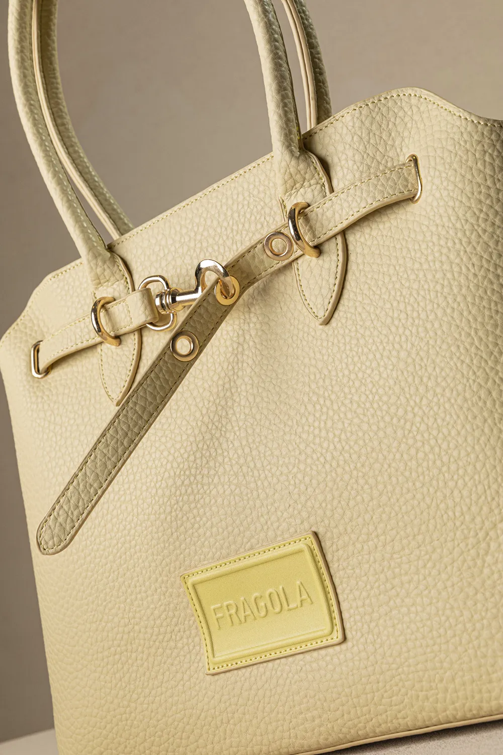 Μεγάλη τσάντα ώμου με εντυπωσιακό μεταλλικό κούμπωμα - Image 19